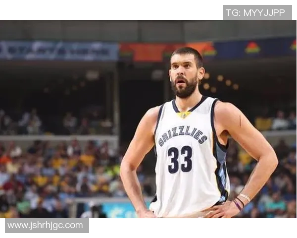 姚明在比赛中生吃加索尔的精彩瞬间引发球迷热议与讨论