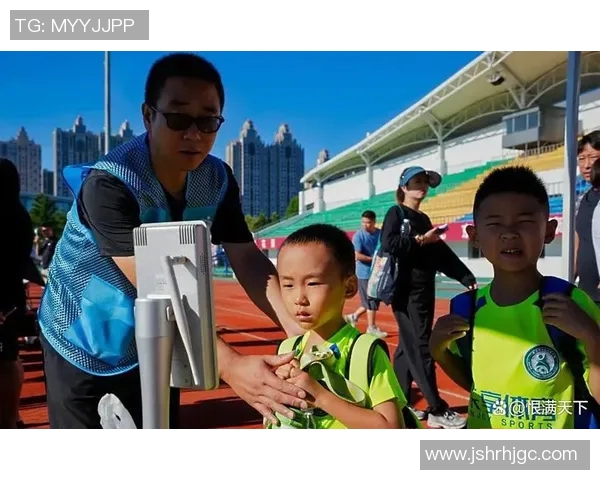 足球明星与宠物共舞绿茵场展现亲密瞬间的趣味比赛