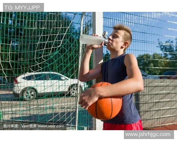 喝水篮球明星的健康秘诀与训练生活分享
